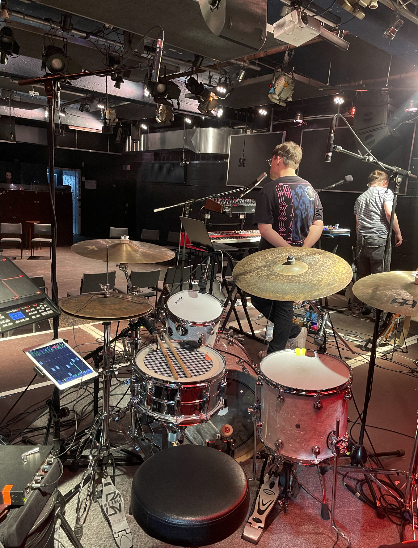 Blick von hinter dem Drumset auf die Bühne